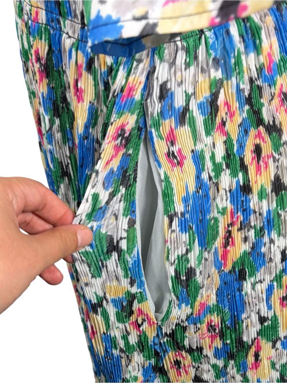 Ganni Blue Floral V-Neck Smocked Maxi Dress, pockets and lined. L-XL - Picture 4 of 6